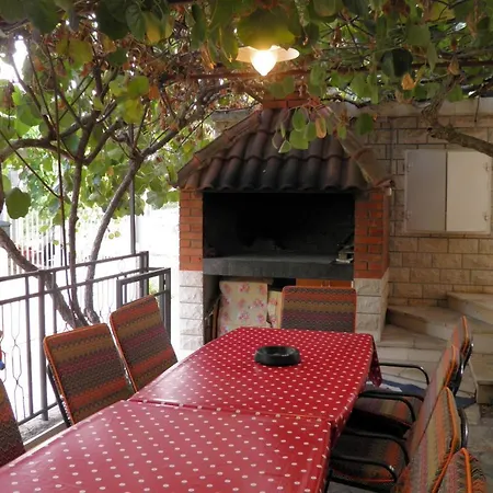 With Parking Space Mirca, Brac - 2838 Апартаменты Mirca (Brac)