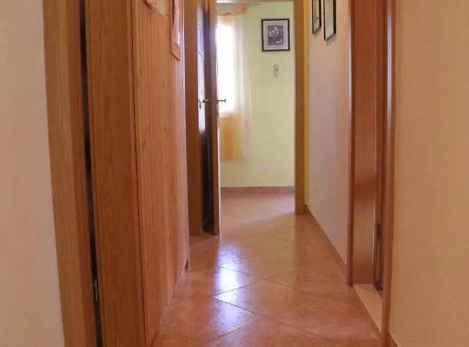 With Parking Space Mirca, Brac - 2838 Апартаменты Mirca (Brac)